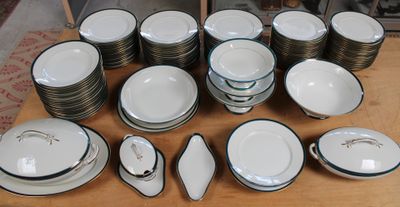 beaucoup d'assiettes et de bols posés sur une table
