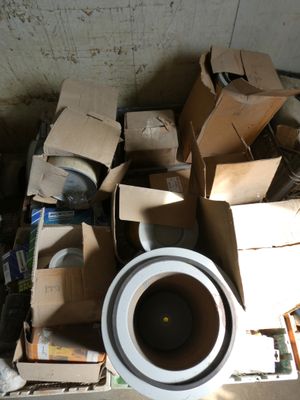 une pile de cartons et un bol par terre