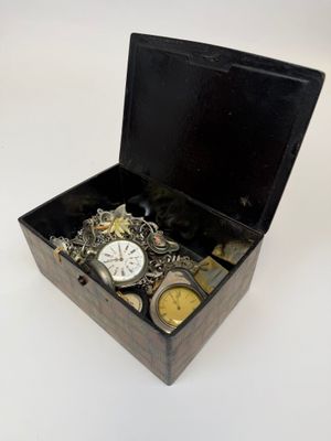 une boîte noire contenant une montre et d'autres objets