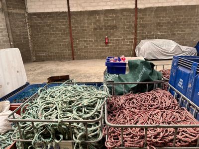 de nombreux types de filets de pêche dans une zone de stockage