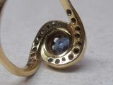 une bague en or sertie d'une pierre bleue