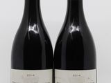deux bouteilles de vin rouge posées l'une à côté de l'autre sur une surface blanche