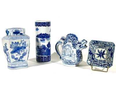 CHINE Lot en porcelaine blanc bleu comprenant :