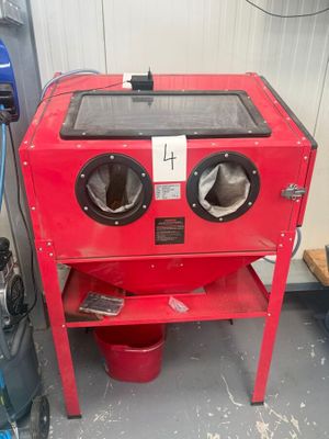 une machine rouge qui se trouve dans une pièce