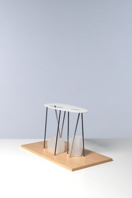 une table blanche avec un piètement en bois et un plateau blanc