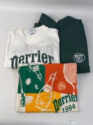 trois t-shirts aux motifs différents posés sur une table