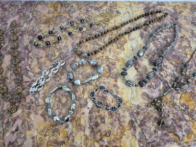 de nombreux colliers et bracelets différents disposés sur une table