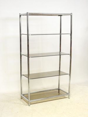 une étagère en chrome et en verre comportant quatre tablettes
