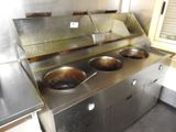 trois feux sur la plaque de cuisson de la cuisine