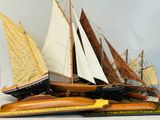 beaucoup de bateaux empilés les uns sur les autres