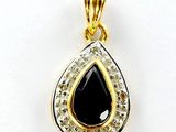 un pendentif noir en forme de larme, serti de diamants blancs et jaunes