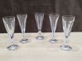 quatre verres à vin transparents posés sur une table en bois