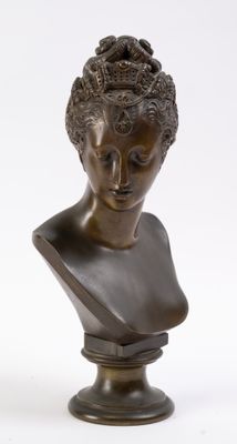 buste en bronze représentant une femme aux cheveux bouclés, avec une fleur dans les cheveux