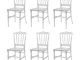 quatre chaises blanches avec un dossier blanc et une assise blanche