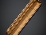 une broche en forme de barre en or et diamants, signée par l'artiste