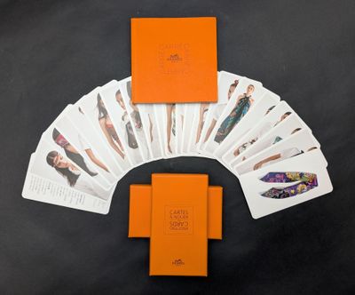 une boîte orange contenant un jeu de cartes et un jeu de société
