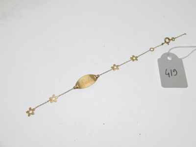 Gros plan sur un bracelet en or portant une étiquette