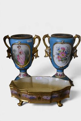 deux vases posés sur un plateau, sur une surface blanche