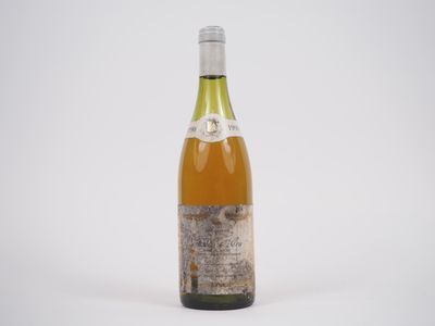 gros plan d'une bouteille de vin sur fond blanc