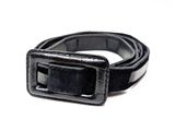 une ceinture noire avec une boucle métallique sur un fond blanc