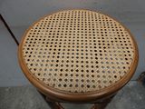 une photo d'un tabouret en osier avec une assise en bois