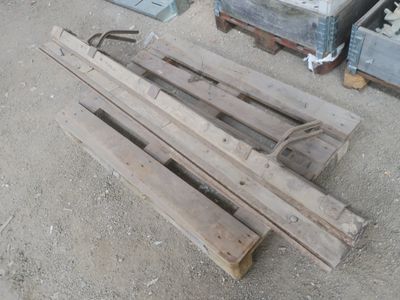 un tas de bois posé par terre à côté d'un tas de caisses