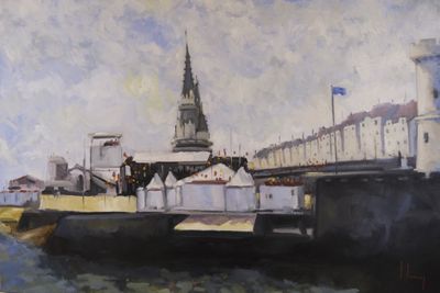 une peinture d'un bateau dans l'eau près d'un bâtiment