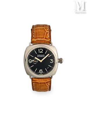 une photo d'une montre-bracelet avec un cadran noir et un bracelet en cuir marron