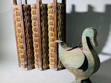une statue représentant un oiseau à côté d'une bibliothèque