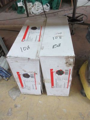 deux cartons posés par terre à côté d'une machine