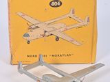 un avion miniature posé devant une boîte
