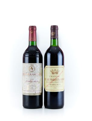 deux bouteilles de vin posées l'une à côté de l'autre sur une surface blanche