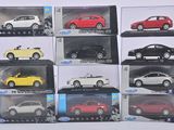 six modèles différents de voitures dans une vitrine