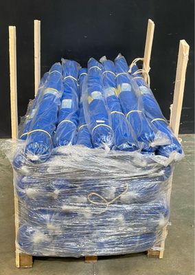 une palette remplie de sacs en plastique bleus posée sur une palette