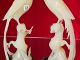 paire de figurines en jade blanc représentant une femme et un oiseau perché sur une branche