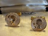deux paires de boutons de manchette en or représentant un homme et une femme
