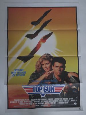une affiche de cinéma pour « Top Gun », mettant en scène deux hommes et une femme