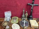 une table en bois sur laquelle se trouvent une croix, un livre, une bougie et d'autres objets