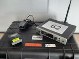 un boîtier noir sur lequel sont montés une radio et d'autres appareils électroniques