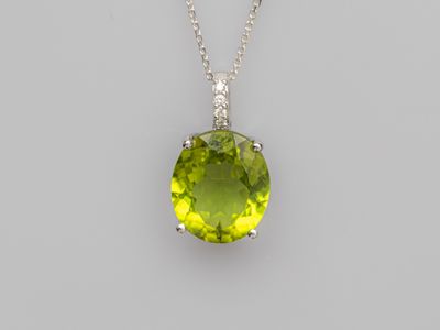 Pendentif en or gris 750°/°° (18K), serti d'un péridot ovale…