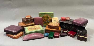 une pile de petites boîtes et de cartons posés sur une table