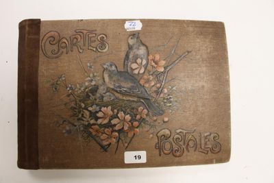 un vieux livre avec l'image d'un oiseau