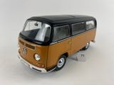 une camionnette miniature posée sur une surface blanche