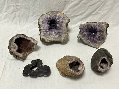 Plusieurs types de roches et de pierres sont exposés sur une table.