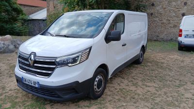 une camionnette blanche garée devant un bâtiment