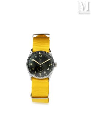 un gros plan d'une montre avec un bracelet jaune sur fond blanc