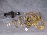 beaucoup de bijoux en or et en argent sur une table