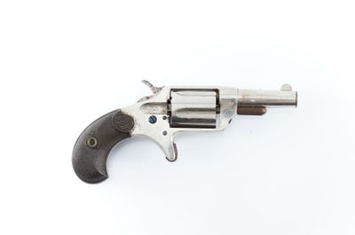 gros plan d'un revolver sur une surface blanche