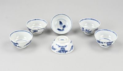 un service de six tasses à thé et soucoupes en porcelaine bleue et blanche