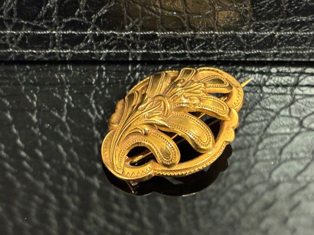 Broche ovale chantourné à décor de feuillage en or. ER. Poids bru